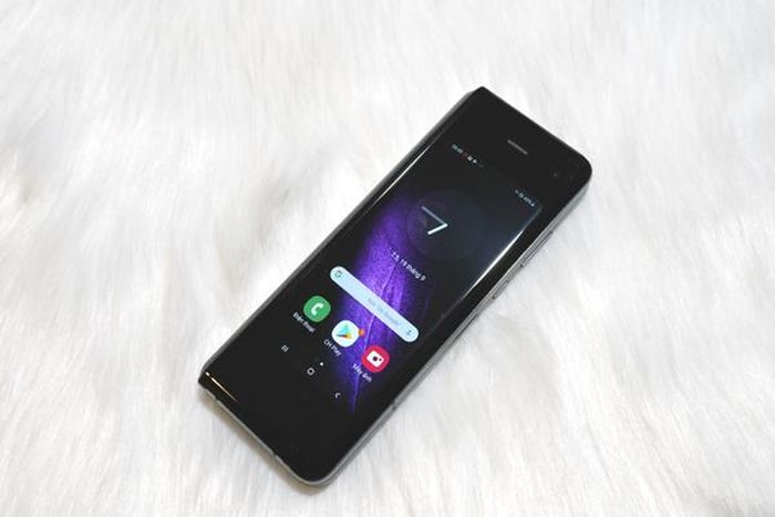 Galaxy Fold đạt độ phân giải 1536x2152 pixels ở trạng thái mở ra. Khi gập lại, màn hình nhỏ của máy sẽ có kích thước 4.6 inches đi cùng độ phân giải 840x1960 pixels.