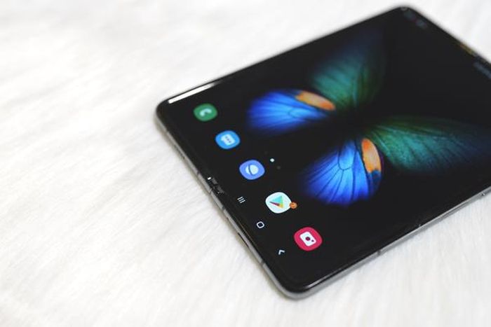 Đây là một trong 2 chiếc Galaxy Fold hiếm hoi vừa xuất hiện tại Việt Nam. Chiếc Galaxy Fold tại Sài Gòn tối 19/9 được rao bán với giá 99 triệu đồng. Theo công bố của Samsung, mức giá của Galaxy Fold là 1.980USD (tương đương 46 triệu đồng). 