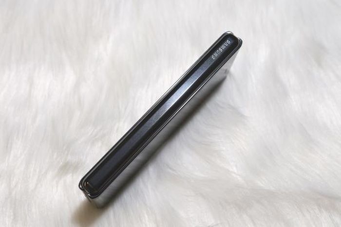 Với bản lề của máy, Samsung sử dụng một cơ cấu nhiều bánh răng lồng vào nhau. Các bánh răng này được giấu ở bên trong thân máy. Nó cho phép chuyển đôi qua lại giữa chế độ máy tính bảng và điện thoại. 