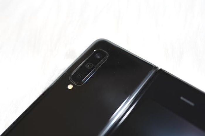 Về mặt cấu hình, bộ vi xử lý dành cho Galaxy Fold được phát triển trên nền tảng 7nm, với 12GB RAM và 512GB bộ nhớ trong. Máy cũng có khả năng truy xuất dữ liệu siêu nhanh với bộ nhớ Universal Flash Storage 3.0. Dung lượng pin mà mẫu điện thoại này có được sẽ là 4.380 mAh.