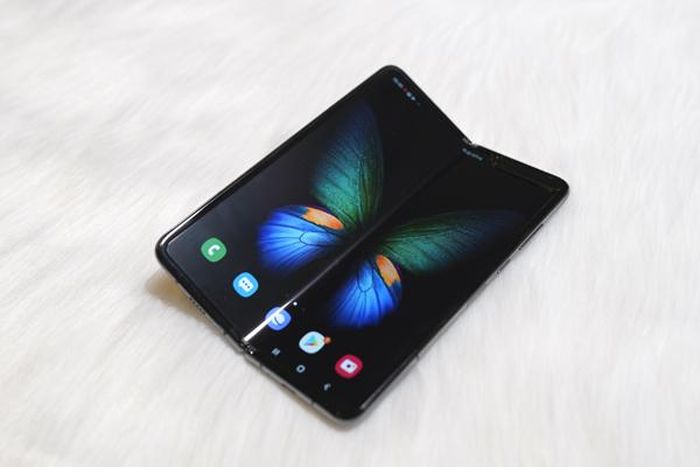 Samsung Galaxy Fold sử dụng công nghệ màn hình Infinity Flex mới với kích thước 7.3 inches. Khả năng gập đôi của tấm nền màn hình cho phép chiếc điện thoại với kích thước của một mẫu máy tính bảng này có thể gập đôi để bỏ vừa túi quần người sử dụng .