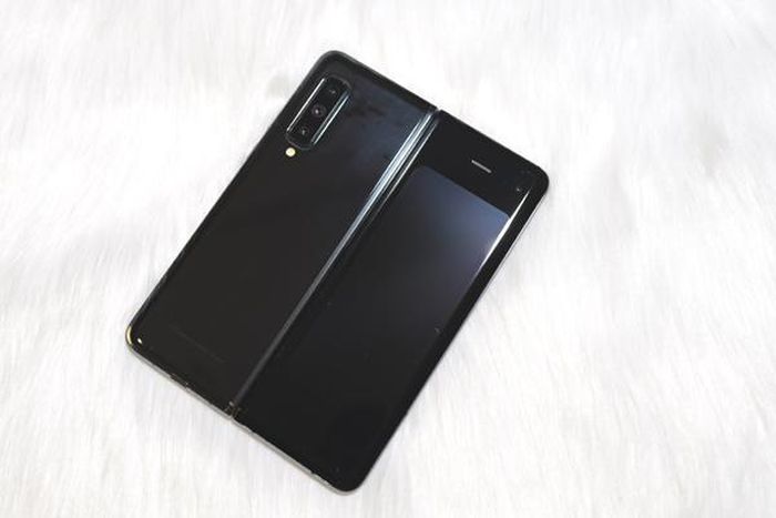 Chiếc Galaxy Fold trên ảnh là một trong số rất ít những chiếc Galaxy Fold vừa cập bến thị trường Việt Nam. Máy được nhập về bởi một cửa hàng chuyên bán điện thoại xách tay và có xuất xứ từ Hàn Quốc. 