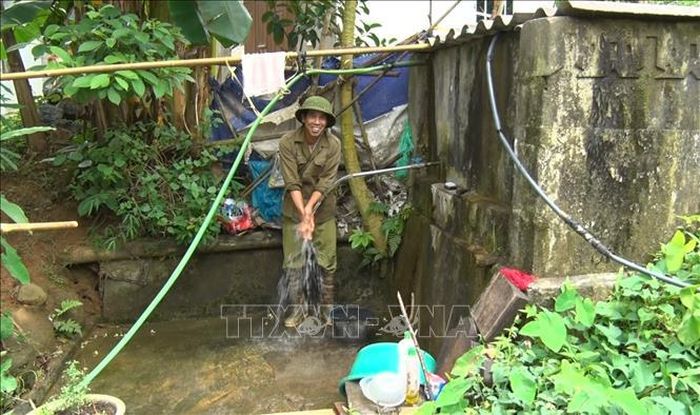 Người dân tự đầu tư mua ống dẫn nước từ các khe suối phục vụ nhu cầu sinh hoạt.