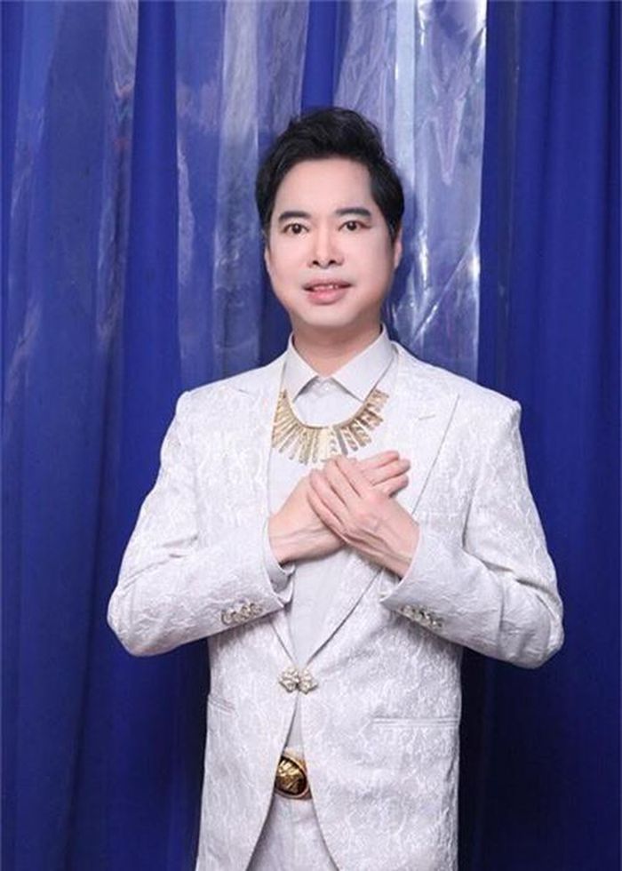  Loạt phát ngôn gây sốc của Ngọc Sơn không thể không kể đến lời khẳng định chắc nịch anh còn trinh. “Bề ngoài đôi chút hao mòn, nhưng trong nội thất vẫn còn nguyên xi. Vâng, Ngọc Sơn đau lòng vì vẫn còn zin”, nam ca sĩ nói. 