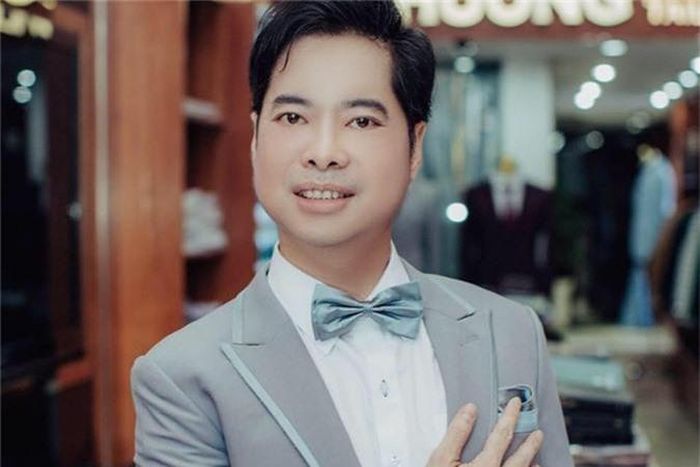  Giữa ồn ào về phát ngôn “làm được việc quốc tế chưa ai làm được”, đại diện truyền thông của Ngọc Sơn chia sẻ với Người đưa tin rằng nam ca sĩ sẽ trả lời vào một thời gian thích hợp. Theo người đại diện, Ngọc Sơn thường giữ im lặng mỗi lần phát ngôn gây tranh cãi. 