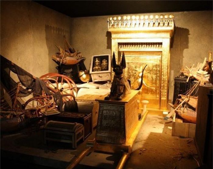  Việc tìm ra lăng mộ của Tutankhamun trở thành phát hiện đột phá trong giới khảo cổ thời ấy. Niềm vui tìm thấy nơi an nghỉ ngàn thu của ông hoàng nổi tiếng Ai Cập chưa được bao lâu thì một loạt cái chết bí ẩn xảy đến với nhóm khảo cổ của ông Carter. 