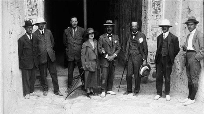  22 người có mặt tại thời điểm mở lăng mộ Tutankhamun hoặc có liên quan đến phát hiện này đều qua đời một cách kỳ lạ như bá tước xứ Carnarvon - người tài trợ cho dự án khai quật lăng mộ chết vì nhiễm trùng máu sau khi bị muỗi cắn. 