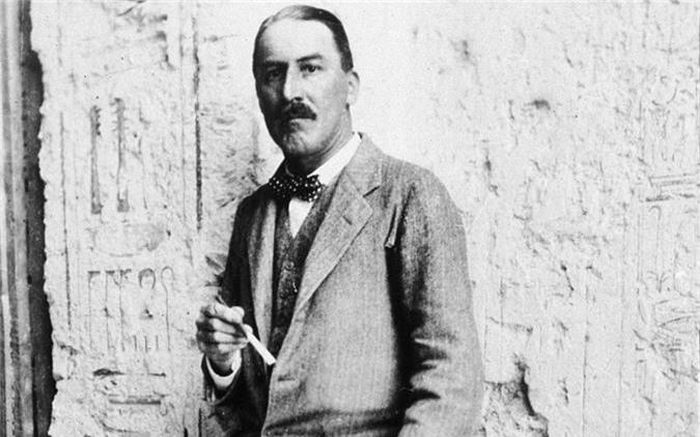  Cụ thể, vào ngày 26/11/1922, nhà khảo cổ Anh Howard Carter và các cộng sự tìm thấy lăng mộ của pharaoh Ai Cập Tutankhamun tại Thung lũng các vị vua. 
