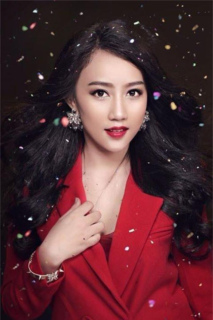  Huỳnh Hồng Loan sinh năm 1994, hiện là sinh viên cao đẳng Văn hóa Nghệ thuật TP HCM. Học trường nghệ thuật, Hồng Loan ấp ủ ước mơ trở thành một diễn viên chuyên nghiệp. 