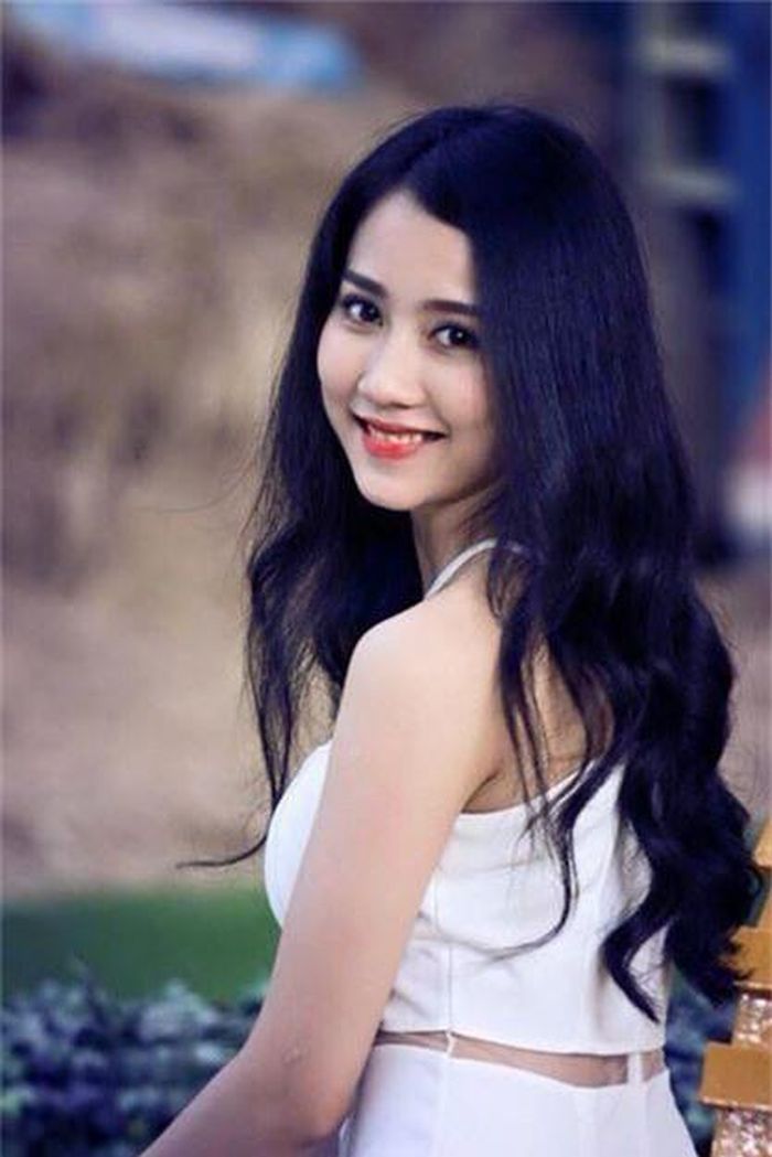  Lona Huỳnh từng đoạt giải Gương mặt đẹp Ngôi sao thời trang 2013; Giải nhất cuộc thi Duyên dáng áo dài và hoa 2014... 