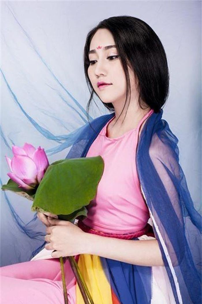  Hot girl Bình Dương Lona Huỳnh kết hợp phong cách trang điểm giống nhân vật Võ Tắc Thiên với điểm chú ý là dấu ấn đỏ trên trán, với váy, áo tứ thân truyền thống của phụ nữ Việt Nam. 