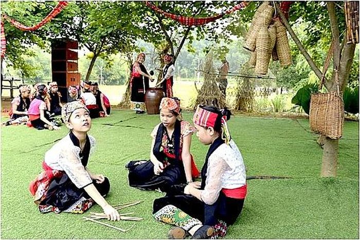 Chơi chuyền của trẻ em dân tộc Thái