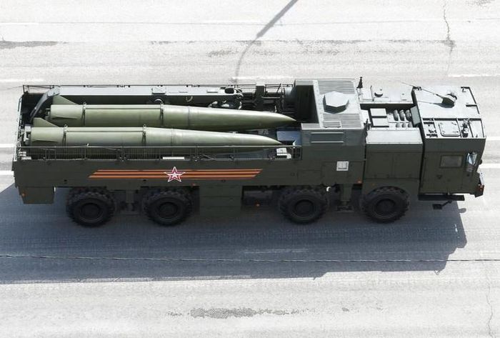  Iskander-M là hệ thống tên lửa chiến thuật được quân đội Nga trang bị rộng rãi, nó kết hợp với các bệ phóng tên lửa và pháo tự hành để tạo thành tổ hợp hỏa lực chính yếu. 