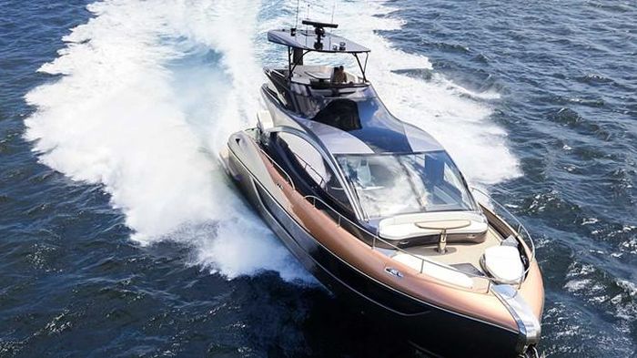 LY 650 sơn hai màu vàng (gold) và bạc, kích cỡ lớn hơn, dài 19,8 m, và vẫn mang kiểu dáng hữu cơ như concept. Du thuyền sử dụng composite pha giữa sợi carbon gia cố nhựa và sợi thủy tinh gia cố tạo thành chất liệu cứng và nhẹ hơn sợi thủy tinh tiêu chuẩn. 