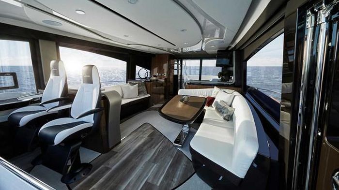 Du thuyền mới của Lexus được sản xuất và lắp ráp tại xưởng Marquis Yachts (Mỹ). Thiết kế mở, LY 650 là du thuyền hạng sang với ba cabin riêng biệt kèm phòng tắm riêng. 