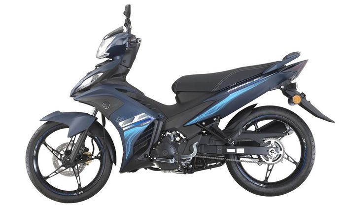 Hệ phanh với đĩa đơn phía trước, kẹp phanh một piston và phanh sau dạng tang trống. Hệ thống treo bao gồm phuộc ống lồng thông thường, trong khi phía sau là dạng monoshock với điều chỉnh tải trước.