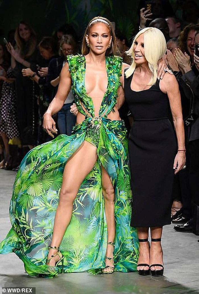 Jennifer Lopez và nhà thiết kế thời trang Donatella Versace