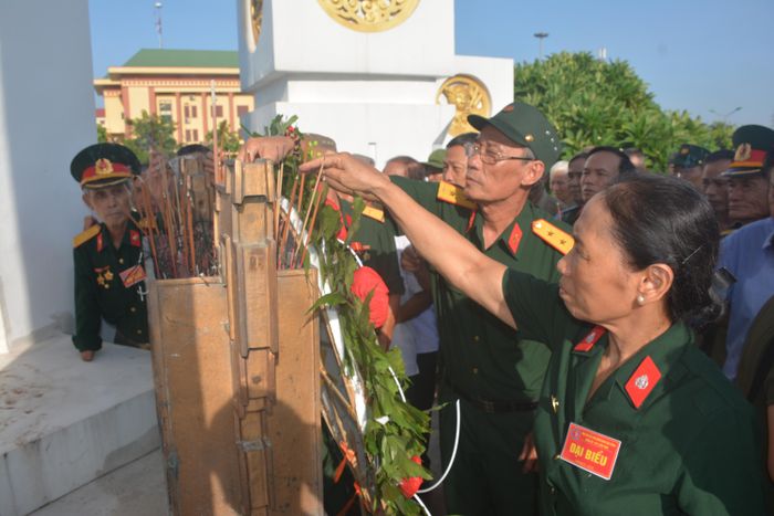  Hội CCB Đặc công Đoàn 30-871, thắp hương tri ân công lao các Anh hùng liệt sĩ ở Nghĩa trang liệt sĩ thành phố Ninh Bình.