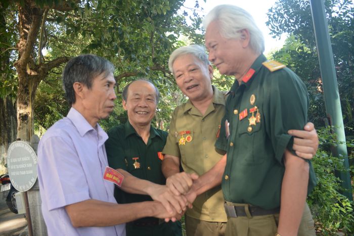  Từ trái qua phải, các hội viên Lưu Danh Tuyến, Trần Huy Thông, Mai Viết Dũng, Lê Xuân Thanh nguyên chiến sĩ Đặc công Tiểu đoàn 27, Bộ Tư lệnh Đặc công vui mừng trong ngày gặp mặt.