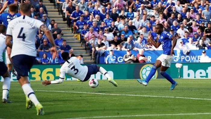 Ricardo Pereira dứt điểm, bóng quệt trúng chân Rose đổi hướbng, chui tọt vào lưới