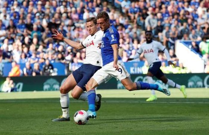 Jamie Vardy sút bóng