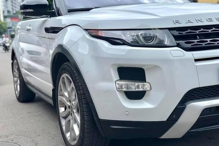 Lưới tản nhiệt của xe là loại đục lỗ và vẫn được duy trì từ phiên bản trước cho đến nay. Đèn pha sử dụng bóng bi-xenon có chức năng chuyển hướng theo góc lái. Cản trước lớn có thiết kế khỏe khoắn đậm chất thể thao. Mâm xe 5 chấu đơn kích thước 20 inch. (Ảnh minh họa)