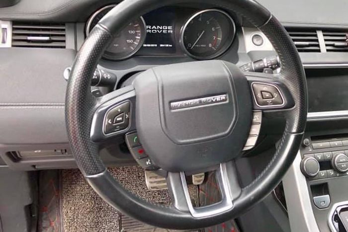 Tại thị trường Việt Nam, Range Rover Evoque phiên bản 2012 sử dụng động cơ xăng Si4 dung tích 2.0L dẫn động 2 cầu, hộp số tự động 6 cấp, công suất tối đa khoảng 240 mã lực. Evoque có khả năng tăng tốc từ 0 - 100 km/h trong 7,6 giây và đạt tốc độ tối đa 217 km/h. Trên thị trường xe cũ, giá Range Rover Evoque hiện bán ra khoảng hơn 1,2 tỷ đồng. (Ảnh minh họa)