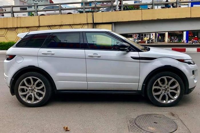 Về chiếc xe sang Range Rover của chủ tịch Alibaba, đây là phiên bản Evoque đời cũ khoảng 2012. Xe sở hữu kích thước dài 4.365 mm, rộng 2.125 mm và cao 1.635 mm. Trục cơ sở 2.660 mm và khả năng lội nước sâu 500 mm. Ngoại hình Range Rover Evoque nổi bật với những đường gân dập nổi trên nắp ca-pô và hai bên thân xe. (Ảnh minh họa)