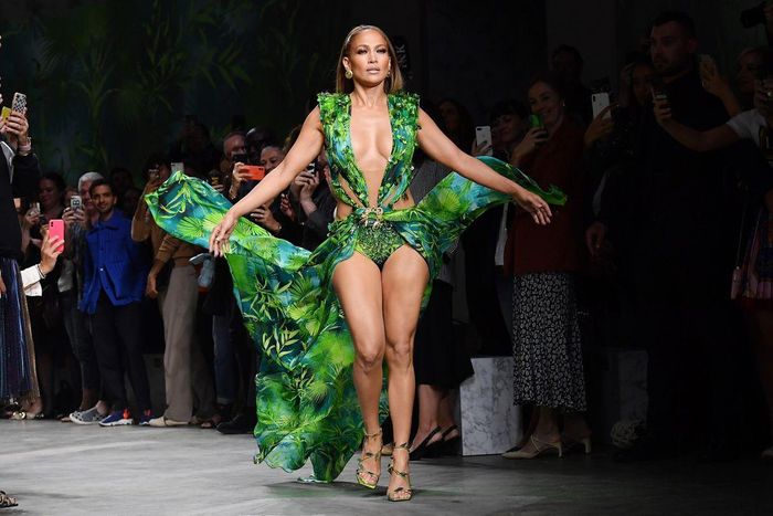 Bộ váy năm nay được Versace thiết kế vẫn giữ họa tiết lá cọ, có nhiều nét khác biệt so với năm 2000, phần xẻ ngực vẫn giữ nguyên nhưng tà dưới bay bổng hơn, phần tay sát nách tạo sự phóng khoáng.