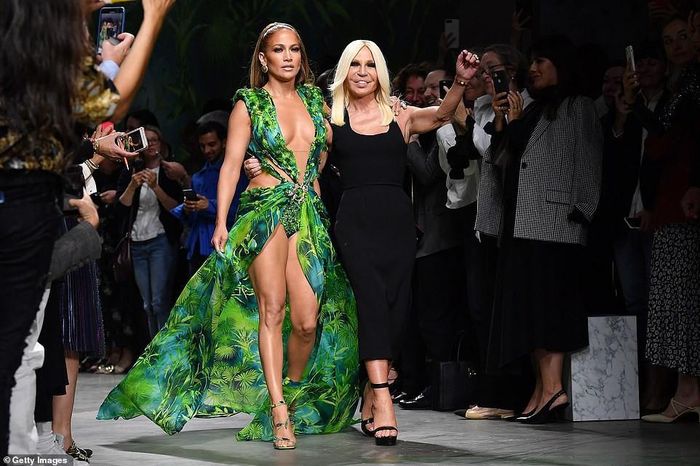 Cô chụp cùng nhà thiết kế Donatella Versace.