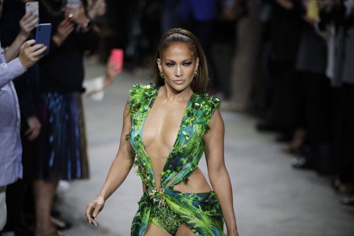 Với vị trí vedette kết show, Jennifer Lopez đẹp xuất sắc trên sàn diễn Versace tối qua.