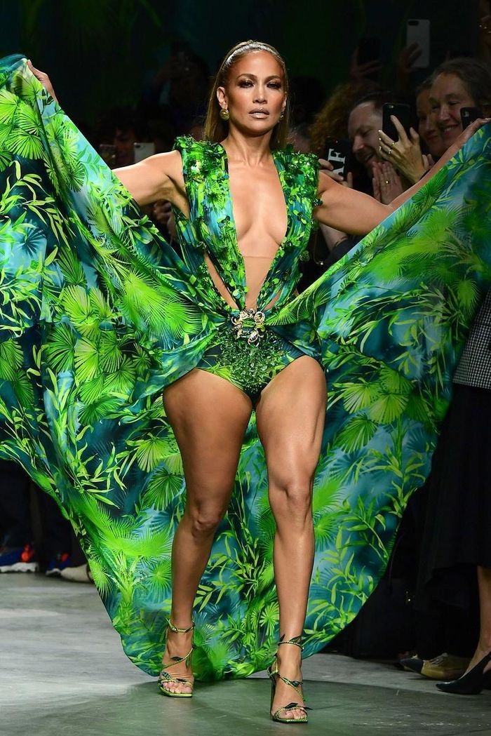 Jennifer Lopez phô diễn hình thể săn chắc bốc lửa nhờ tập luyện và ăn kiêng khắt khe.