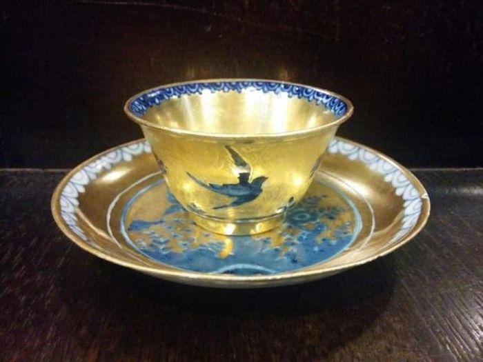 Thứ café đắt giá được đựng trong bộ tách Meissen xa xỉ để thực khách thưởng thức