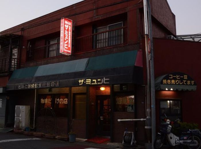 Bên ngoài cửa tiệm không quá hào nhoáng, nhưng lại bán tách café đắt đỏ