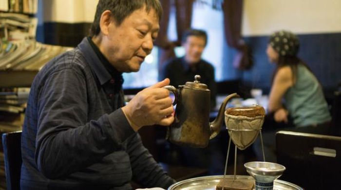 Chủ quán pha những hạt café ủ trên 20 năm bằng phương pháp truyền thống