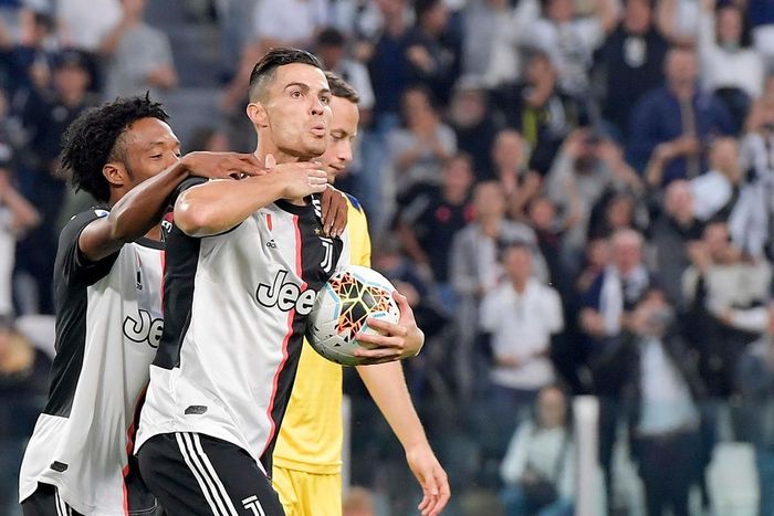 Ronaldo ghi bàn từ chấm 11 mét, giải cứu Juventus
