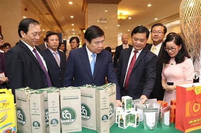 Lãnh đạo tỉnh Nghệ An và thành phố Hồ Chí Minh tham quan gian hàng của tỉnh Nghệ An. (Ảnh: Xuân Anh/TTXVN)