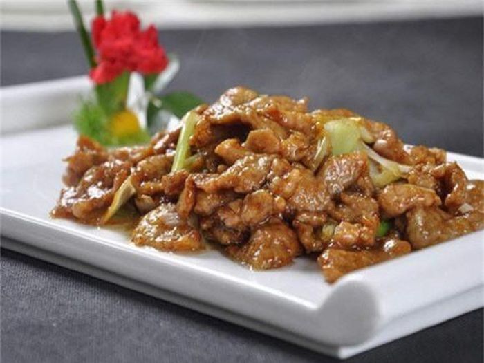 Sau đó, cho món ăn ra đĩa và thưởng thức. Chắc chắn hương vị món ăn này sẽ khiến bạn phải suýt xoa và thích thú.
