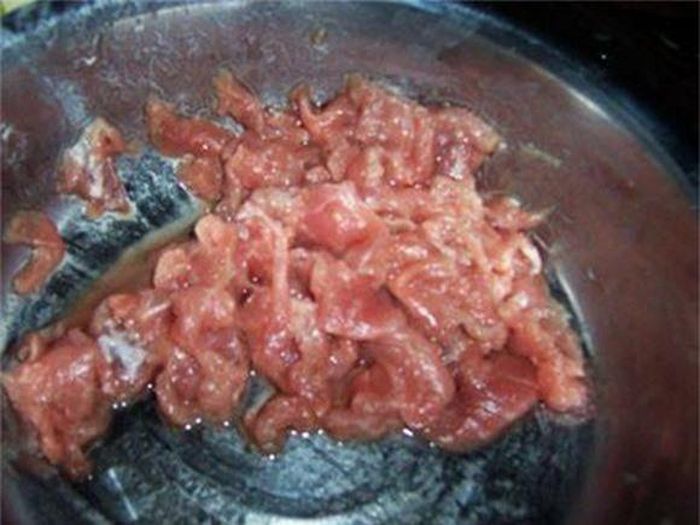 Cách thực hiện: Đầu tiên, thịt lợn thăn được rửa sạch, thái lát mỏng và ướp với một chút muối khoảng 5 phút