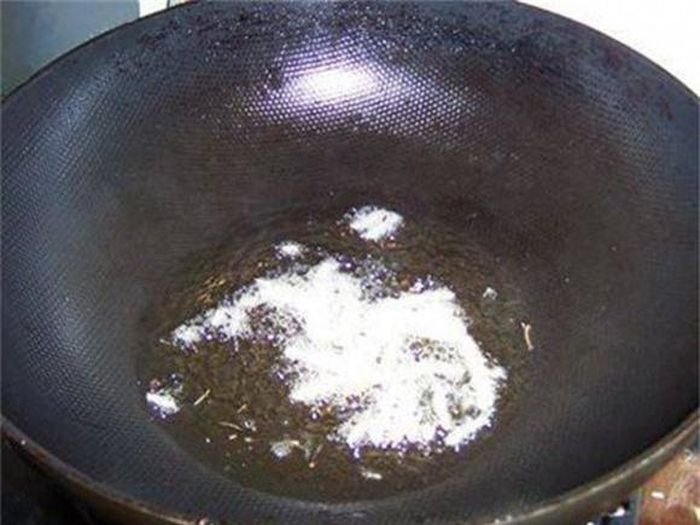 Chuẩn bị một chảo dầu nóng và cho gừng vào đảo trước đến khi gừng bắt đầu chuyển màu và có mùi thơm.