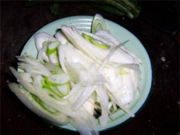 Tỏi tây được rửa sạch, thái lát thành từng miếng. Cùng với đó, gừng được rửa sạch và thái chỉ.