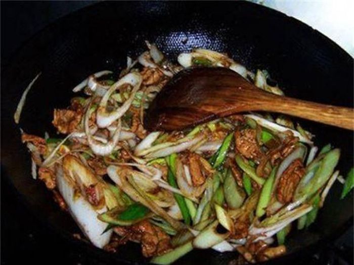 Cuối cùng cho thêm nguyên liệu quan trọng nhất của món ăn đó là tỏi tây vào đảo qua khoảng 30s.
