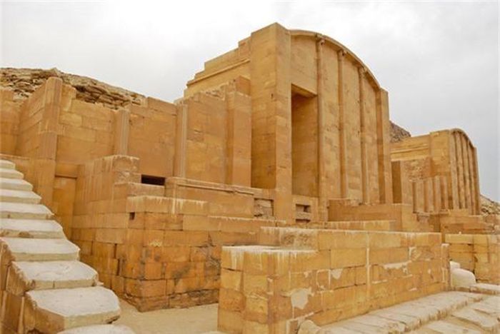 Một nhà thờ nhỏ trong cung điện Hep-Sed ở kim tự tháp bậc thang Djoser