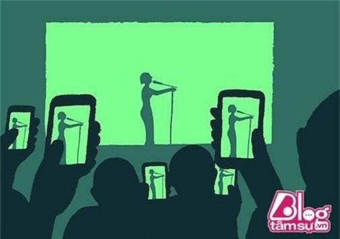 Đi nghe nhạc sống nhưng lại sử dụng điện thoại ghi hình và về nhà xem lại.