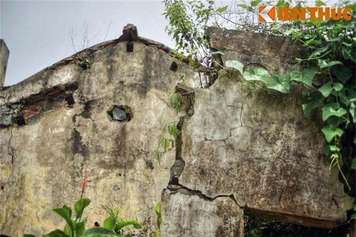  Sau khi ga ngừng hoạt động, hầu hết các trang thiết bị của ga đã bị tháo dỡ để bán đồng nát, để lại những bức tường đá trơ trọi. 