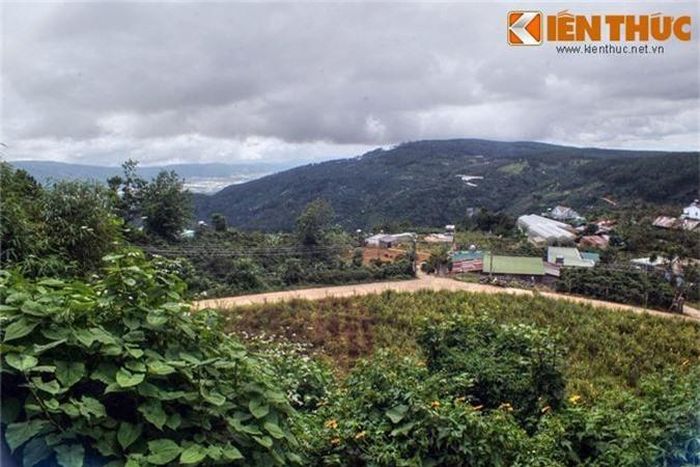  Nằm trên sườn núi hướng ra một thung lũng rộng lớn, đây cũng là một nhà ga có tầm nhìn đẹp bậc nhất trong các nhà ga ở Đà Lạt. 