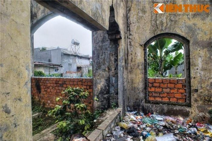  Một góc nhà ga biến thành bãi rác. 