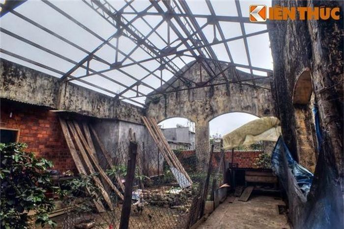  Mái nhà ga trơ những khung thép hoen gỉ theo thời gian. 