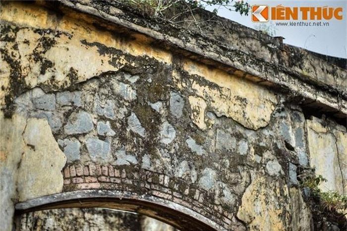  Những bức tường loang lổ, rạn nứt do sự tàn phá của thời gian và con người. 