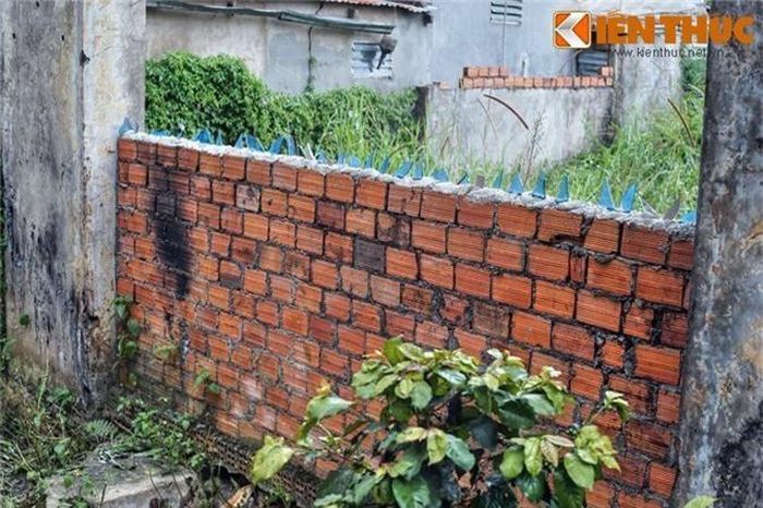  Các vòm cửa bị bịt lại để chiếm dụng diện tích trong ga làm "đất nhà". 